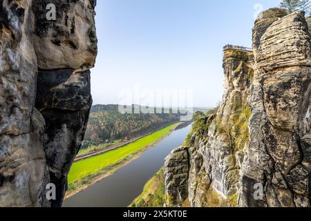 Affacciato sul tranquillo fiume Elba dall'iconica formazione rocciosa di Bastei nel Parco Nazionale della Svizzera sassone, in Germania, in una limpida giornata primaverile. Foto Stock