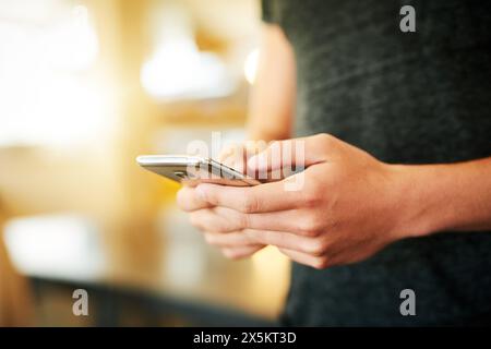 Comunicazione, mani e uomo con telefono che digita e-mail, messaggi di testo o post sui social media. Tecnologia, contatto e persona maschile con cellulare per Foto Stock