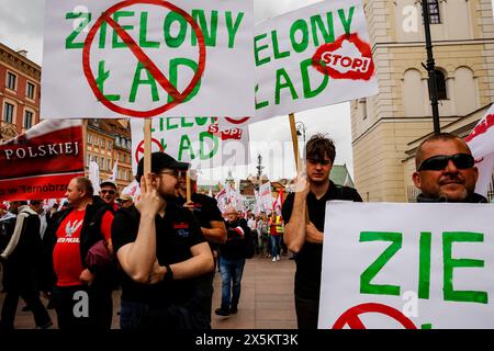 Varsavia, Polonia. 10 maggio 2024. Gli striscioni contro il Green Deal sono visti come organizzazione di solidarietà e gli agricoltori polacchi protestano contro le bandiere polacche e di solidarietà nella Piazza del Castello reale. La protesta in Polonia fa parte della protesta degli agricoltori europei contro i regolamenti del Green Deal dell'UE. Gli agricoltori polacchi chiedono inoltre una modifica dell'accordo UE con l'Ucraina in merito all'importazione di prodotti agricoli nell'UE. La protesta ha raccolto oltre 100 mila persone. Credito: SOPA Images Limited/Alamy Live News Foto Stock