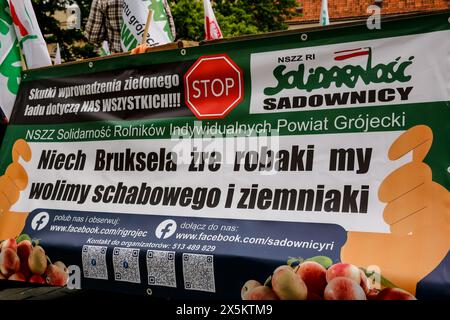 Varsavia, Polonia. 10 maggio 2024. Lo striscione anti Green Deal è visto come organizzazione di solidarietà e gli agricoltori polacchi protestano con le bandiere polacche e di solidarietà nella Piazza del Castello reale. La protesta in Polonia fa parte della protesta degli agricoltori europei contro i regolamenti del Green Deal dell'UE. Gli agricoltori polacchi chiedono inoltre una modifica dell'accordo UE con l'Ucraina in merito all'importazione di prodotti agricoli nell'UE. La protesta ha raccolto oltre 100 mila persone. Credito: SOPA Images Limited/Alamy Live News Foto Stock