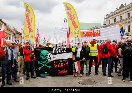 Varsavia, Polonia. 10 maggio 2024. L'organizzazione di solidarietà e gli agricoltori polacchi protestano con bandiere polacche e di solidarietà e striscioni contro il Green Deal nella Piazza del Castello reale. La protesta in Polonia fa parte della protesta degli agricoltori europei contro i regolamenti del Green Deal dell'UE. Gli agricoltori polacchi chiedono inoltre una modifica dell'accordo UE con l'Ucraina in merito all'importazione di prodotti agricoli nell'UE. La protesta ha raccolto oltre 100 mila persone. Credito: SOPA Images Limited/Alamy Live News Foto Stock