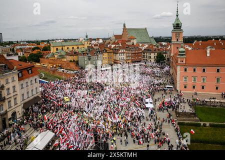 Varsavia, Polonia. 10 maggio 2024. L'organizzazione di solidarietà e gli agricoltori polacchi protestano con bandiere polacche e di solidarietà e striscioni contro il Green Deal nella Piazza del Castello reale. La protesta in Polonia fa parte della protesta degli agricoltori europei contro i regolamenti del Green Deal dell'UE. Gli agricoltori polacchi chiedono inoltre una modifica dell'accordo UE con l'Ucraina in merito all'importazione di prodotti agricoli nell'UE. La protesta ha raccolto oltre 100 mila persone. Credito: SOPA Images Limited/Alamy Live News Foto Stock