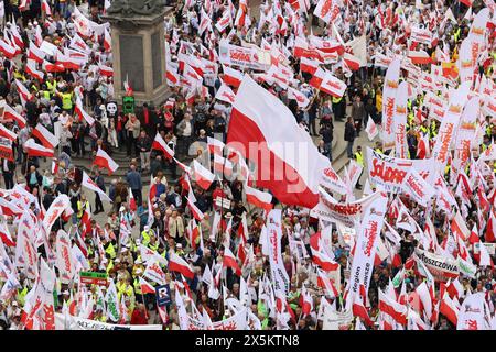 Varsavia, Polonia. 10 maggio 2024. L'organizzazione di solidarietà e gli agricoltori polacchi protestano con bandiere polacche e di solidarietà e striscioni contro il Green Deal nella Piazza del Castello reale. La protesta in Polonia fa parte della protesta degli agricoltori europei contro i regolamenti del Green Deal dell'UE. Gli agricoltori polacchi chiedono inoltre una modifica dell'accordo UE con l'Ucraina in merito all'importazione di prodotti agricoli nell'UE. La protesta ha raccolto oltre 100 mila persone. Credito: SOPA Images Limited/Alamy Live News Foto Stock