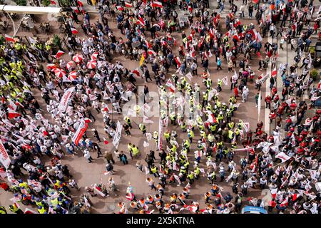 Varsavia, Polonia. 10 maggio 2024. L'organizzazione di solidarietà e gli agricoltori polacchi protestano con bandiere polacche e di solidarietà e striscioni contro il Green Deal nella Piazza del Castello reale. La protesta in Polonia fa parte della protesta degli agricoltori europei contro i regolamenti del Green Deal dell'UE. Gli agricoltori polacchi chiedono inoltre una modifica dell'accordo UE con l'Ucraina in merito all'importazione di prodotti agricoli nell'UE. La protesta ha raccolto oltre 100 mila persone. Credito: SOPA Images Limited/Alamy Live News Foto Stock