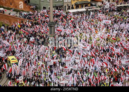 Varsavia, Polonia. 10 maggio 2024. L'organizzazione di solidarietà e gli agricoltori polacchi protestano con bandiere polacche e di solidarietà e striscioni contro il Green Deal nella Piazza del Castello reale. La protesta in Polonia fa parte della protesta degli agricoltori europei contro i regolamenti del Green Deal dell'UE. Gli agricoltori polacchi chiedono inoltre una modifica dell'accordo UE con l'Ucraina in merito all'importazione di prodotti agricoli nell'UE. La protesta ha raccolto oltre 100 mila persone. Credito: SOPA Images Limited/Alamy Live News Foto Stock