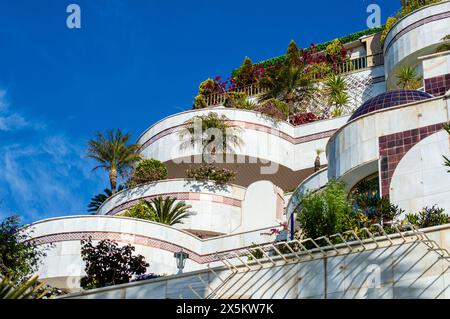 BANUS, SPAGNA - 16 MARZO 2024: Camminata per le strade mattutine di Banus, Spagna, il 16 marzo 2024 Foto Stock