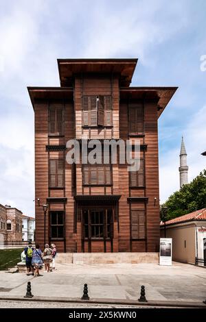 la facciata di un edificio residenziale in legno, tipico degli alloggi di istanbul Foto Stock