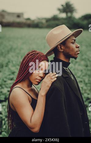 Nigeria, stato del Delta, Ritratto di coppia elegante sul campo Foto Stock