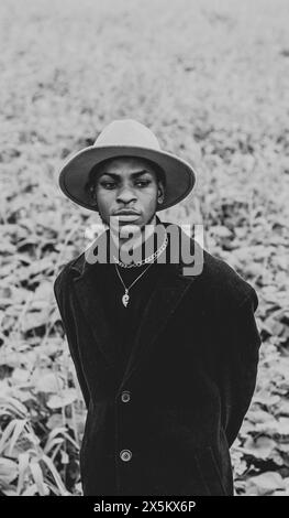 Nigeria, stato del Delta, Ritratto di un uomo elegante sul campo Foto Stock