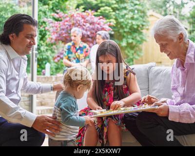 Famiglia multigenerazionale che gioca a casa Foto Stock