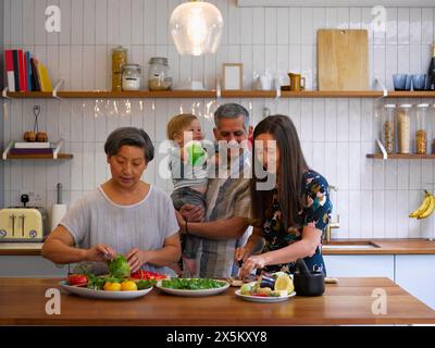 Famiglia preparare il cibo in cucina Foto Stock
