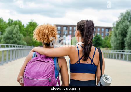 Amiche sportive che abbracciano Foto Stock