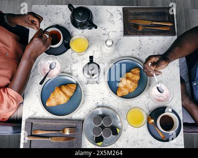 Regno Unito, vista dall'alto della coppia che fa colazione al tavolo dell'hotel Foto Stock