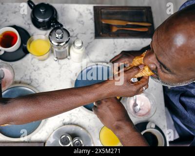 Regno Unito, vista dall'alto della coppia che fa colazione al tavolo dell'hotel Foto Stock