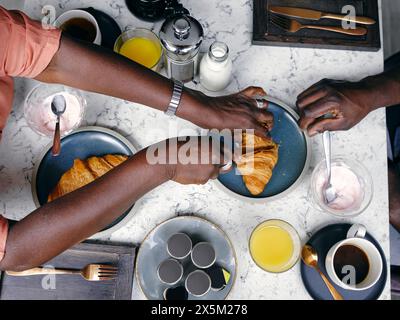Regno Unito, vista dall'alto della coppia che fa colazione al tavolo dell'hotel Foto Stock