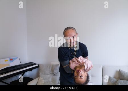 Padre giocando con la figlia a casa Foto Stock