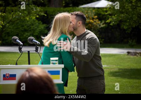Kiev, Ucraina. 10 maggio 2024. Il presidente ucraino Volodymyr Zelenskyy, a destra, abbraccia il presidente slovacco Zuzana Čaputová a seguito di una conferenza stampa congiunta sulla Piazza della Costituzione, il 10 maggio 2024, a Kiev, Ucraina. Credito: Presidenza Ucraina/Ufficio stampa presidenziale ucraino/Alamy Live News Foto Stock