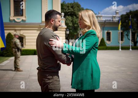 Kiev, Ucraina. 10 maggio 2024. Il presidente ucraino Volodymyr Zelenskyy, a sinistra, dà il benvenuto al presidente slovacco Zuzana Čaputová all'arrivo per discussioni bilaterali al Palazzo Mariinsky, 10 maggio 2024, a Kiev, Ucraina. Credito: Presidenza Ucraina/Ufficio stampa presidenziale ucraino/Alamy Live News Foto Stock