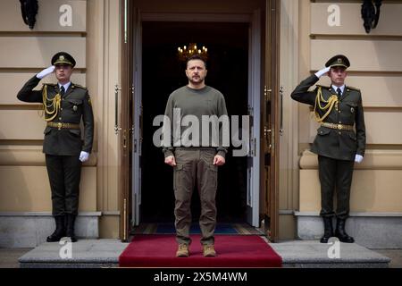 Kiev, Ucraina. 10 maggio 2024. Il presidente ucraino Volodymyr Zelenskyy attende l'arrivo del presidente slovacco Zuzana Čaputová fuori dal Palazzo Mariinsky, 10 maggio 2024, a Kiev, Ucraina. Credito: Presidenza Ucraina/Ufficio stampa presidenziale ucraino/Alamy Live News Foto Stock