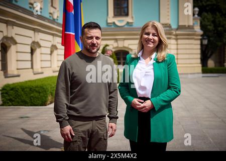 Kiev, Ucraina. 10 maggio 2024. Il presidente ucraino Volodymyr Zelenskyy, a sinistra, posa con il presidente slovacco Zuzana Čaputová all'arrivo per discussioni bilaterali al Palazzo Mariinsky, 10 maggio 2024, a Kiev, Ucraina. Credito: Presidenza Ucraina/Ufficio stampa presidenziale ucraino/Alamy Live News Foto Stock