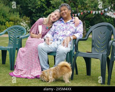 Ritratto di una coppia matura che abbraccia il cortile Foto Stock