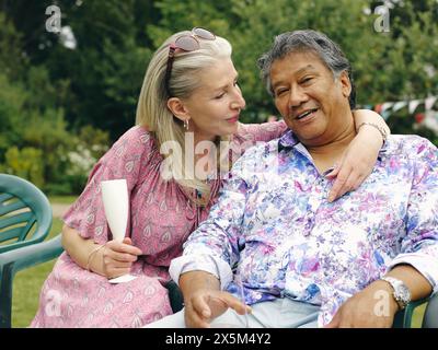 Coppia matura che abbraccia nel cortile Foto Stock