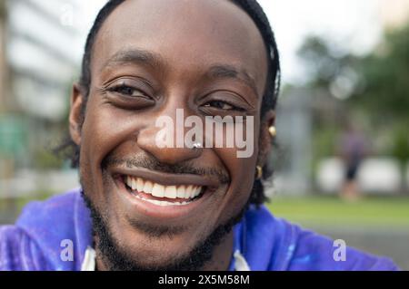 Ritratto di giovane sorridente uomo all'aperto Foto Stock