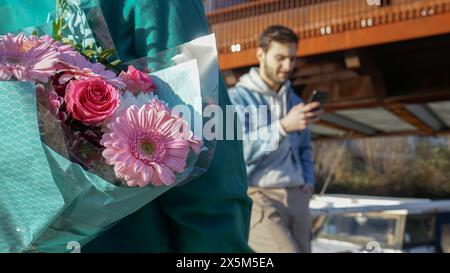 Primo piano di un uomo che tiene il bouquet all'aperto Foto Stock