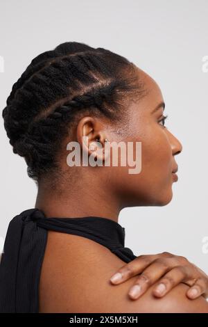 Profilo di donna con capelli intrecciati Foto Stock
