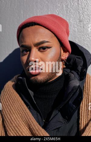 USA, New York City, Ritratto di uomo queer in abiti caldi Foto Stock