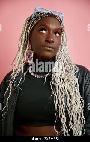 Ritratto in studio di una donna con i capelli intrecciati sbiancati Foto Stock