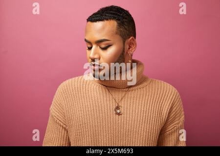 Ritratto in studio di un uomo queer su sfondo viola Foto Stock