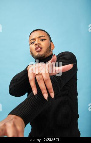 Ritratto in studio di un uomo queer sorridente Foto Stock