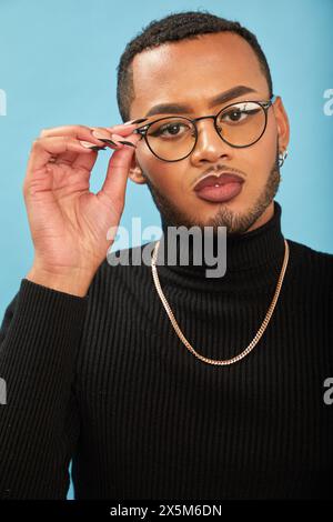 Ritratto in studio di un elegante uomo queer Foto Stock