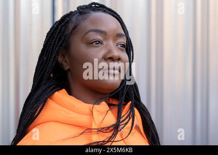 Regno Unito, South Yorkshire, Ritratto di donna pensiva con capelli intrecciati Foto Stock