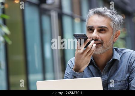 Imprenditore parlando al telefono Foto Stock