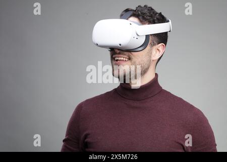 Giovane uomo che indossa la realtà virtuale auricolare Foto Stock
