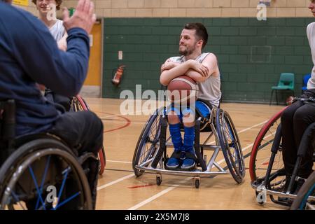 Squadra di giocatori di pallacanestro in sedia a rotelle che praticano Foto Stock