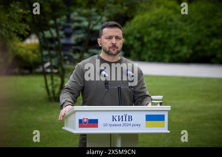 Kiev, Ucraina. 10 maggio 2024. Il presidente ucraino Volodymyr Zelenskyy ascolta una domanda durante una conferenza stampa congiunta con il presidente slovacco Zuzana Čaputová in Piazza della Costituzione, 10 maggio 2024, a Kiev, Ucraina. Credito: Presidenza Ucraina/Ufficio stampa presidenziale ucraino/Alamy Live News Foto Stock
