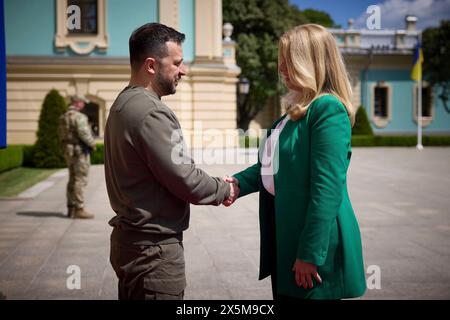 Kiev, Ucraina. 10 maggio 2024. Il presidente ucraino Volodymyr Zelenskyy, a sinistra, dà il benvenuto al presidente slovacco Zuzana Čaputová all'arrivo per discussioni bilaterali al Palazzo Mariinsky, 10 maggio 2024, a Kiev, Ucraina. Credito: Presidenza Ucraina/Ufficio stampa presidenziale ucraino/Alamy Live News Foto Stock