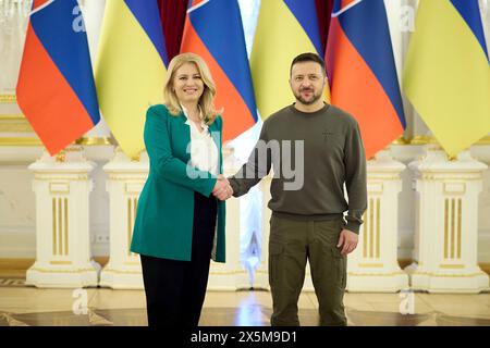 Kiev, Ucraina. 10 maggio 2024. Il presidente ucraino Volodymyr Zelenskyy, a destra, dà il benvenuto al presidente slovacco Zuzana Čaputová, a sinistra, all'arrivo per discussioni bilaterali al Palazzo Mariinsky, 10 maggio 2024, a Kiev, Ucraina. Credito: Presidenza Ucraina/Ufficio stampa presidenziale ucraino/Alamy Live News Foto Stock
