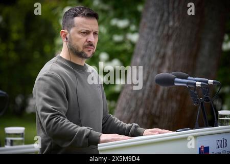 Kiev, Ucraina. 10 maggio 2024. Il presidente ucraino Volodymyr Zelenskyy ascolta una domanda durante una conferenza stampa congiunta con il presidente slovacco Zuzana Čaputová in Piazza della Costituzione, 10 maggio 2024, a Kiev, Ucraina. Credito: Presidenza Ucraina/Ufficio stampa presidenziale ucraino/Alamy Live News Foto Stock