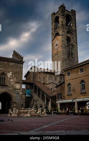 Torre Civica, Campanone, Piazza Vecchia, Bergamo, Lombardia, Italia. Aprile 2023 Foto Stock