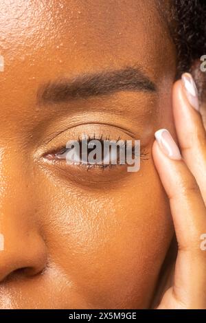 Primo piano dell'occhio marrone delle donne Foto Stock