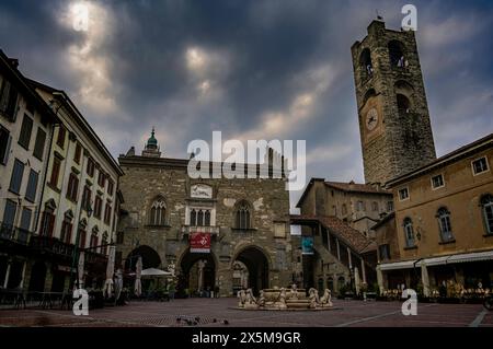 Torre Civica, Campanone, Piazza Vecchia, Bergamo, Lombardia, Italia. Aprile 2023 Foto Stock