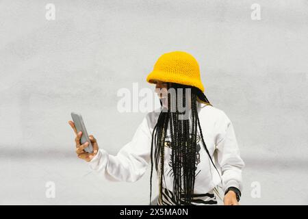 Giovane donna con lunghi dreadlock Foto Stock