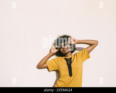 Ritratto di giovane donna che indossa gli occhiali da sole Foto Stock