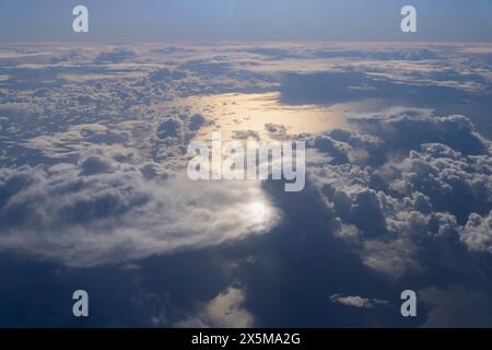 Nuvole d'acqua dal volo easyJet da Edimburgo a Lisbona Foto Stock