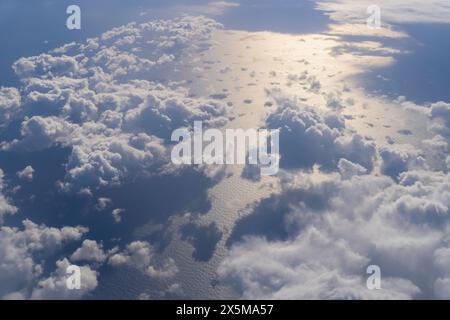 Nuvole d'acqua dal volo easyJet da Edimburgo a Lisbona Foto Stock