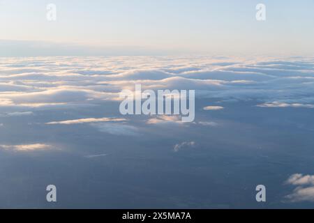 Nuvole sulla Scozia meridionale viste dal volo easyJet da Edimburgo a Lisbona Foto Stock